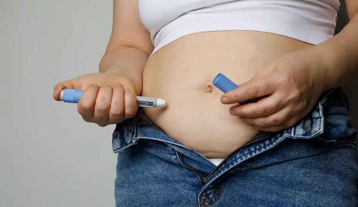 GLP-1 ilaçları enjeksiyonu yapan bir kişi - obezite tedavisinde GLP-1 agonistleri.