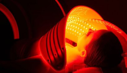 Fonksiyonel tıp ve longevity yaklaşımında ışık terapisi (light therapy) uygulaması; kırmızı ışık, fotobiyomodülasyon ve hücresel enerji üretimi.