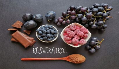 Resveratrol takviyesi – hücresel yaşlanmayı yavaşlatan, mitokondri fonksiyonunu destekleyen ve sağlıklı uzun yaşam (longevity) sürecine katkı sağlayan doğal polifenol.