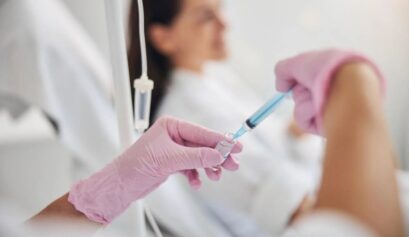 Eksozom tedavisi hazırlığı yapan sağlık profesyoneli ve gençlik odaklı tıbbi uygulama